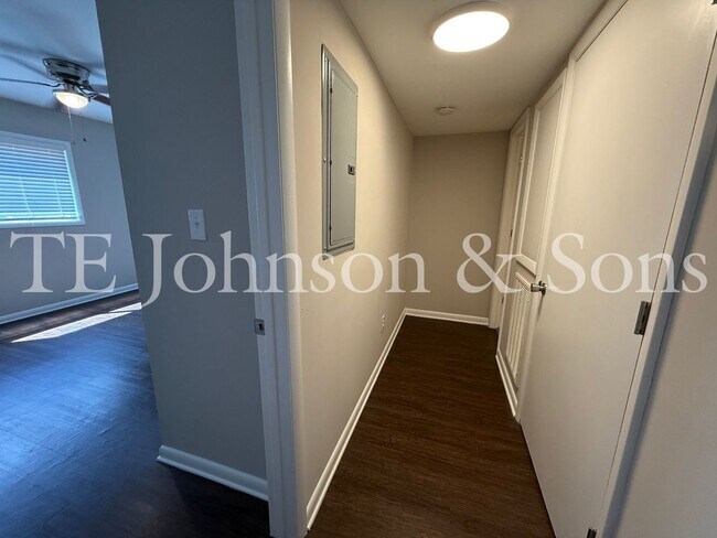Building Photo - 1 Bedroom Minutes from The School of the Arts!
