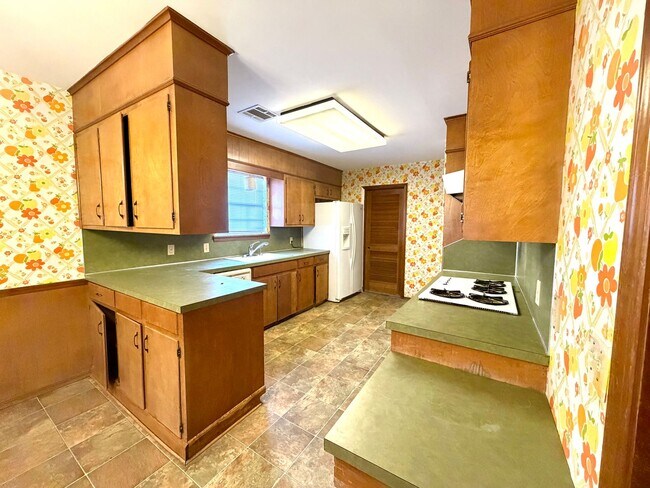 Building Photo - Impressive 5 Bedrooms & 3 full Bathroom Home