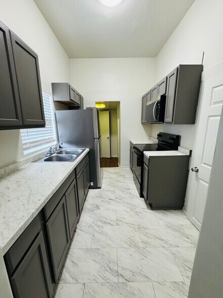 Building Photo - 881 Bridier St
