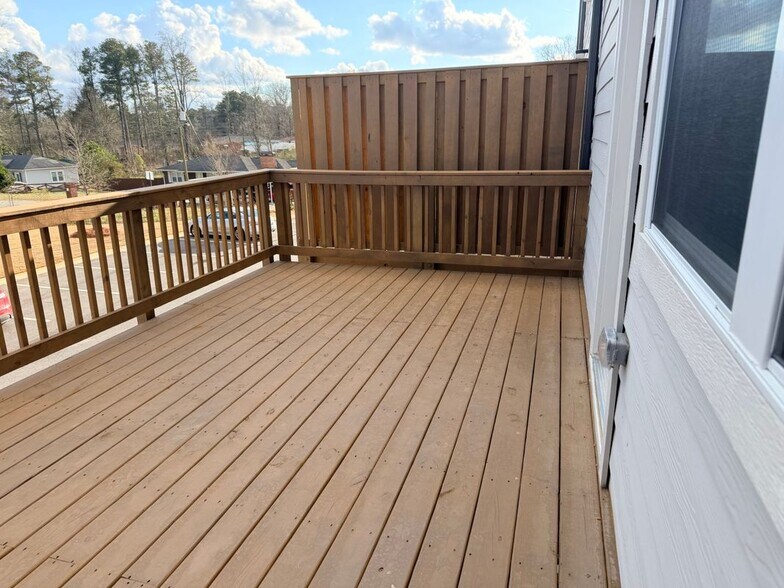 Building Photo - 695 Alburg Aly