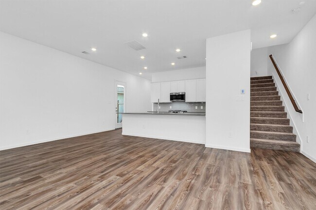 Building Photo - 677 Royal Arch Dr