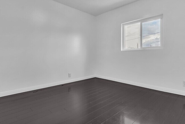 Building Photo - 915 E 91st St