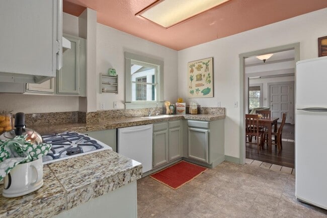 Building Photo - 114 Fairbanks St