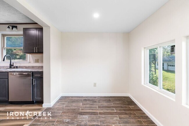 Building Photo - 16 Pelzer St