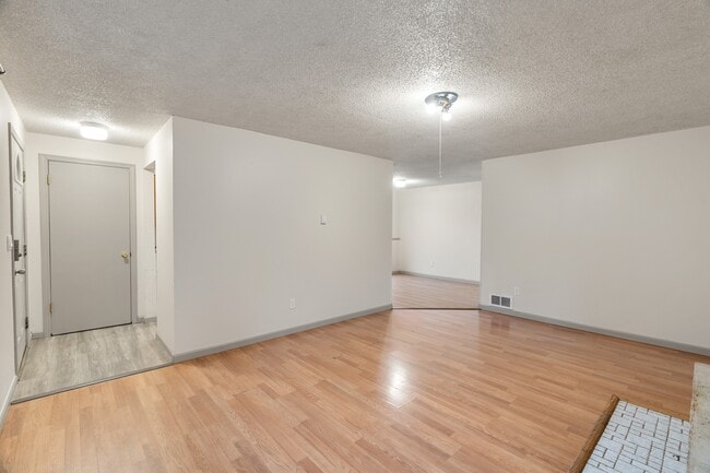 Building Photo - 744 W Marcy Ave