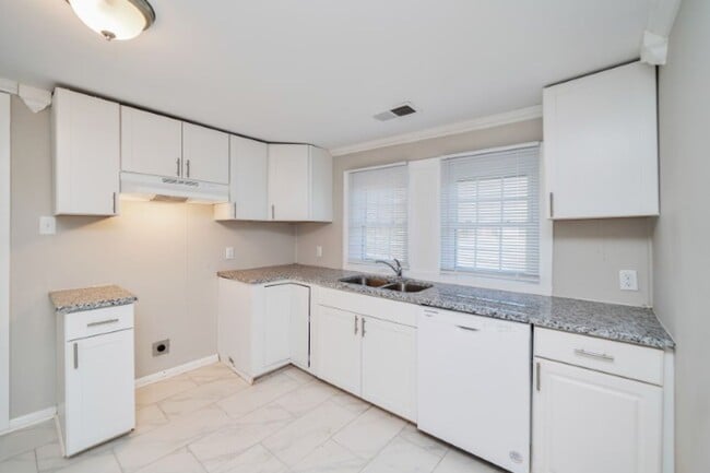 Building Photo - Spacious and Stunning 3-Bedroom, 2-Bath Ho...
