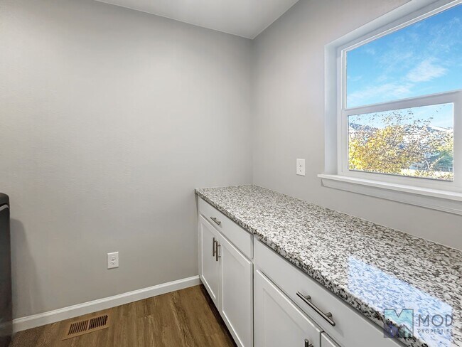 Building Photo - $0 DEPOSIT OPTION. SPACIOUS 4-BEDROOM, 3.5...