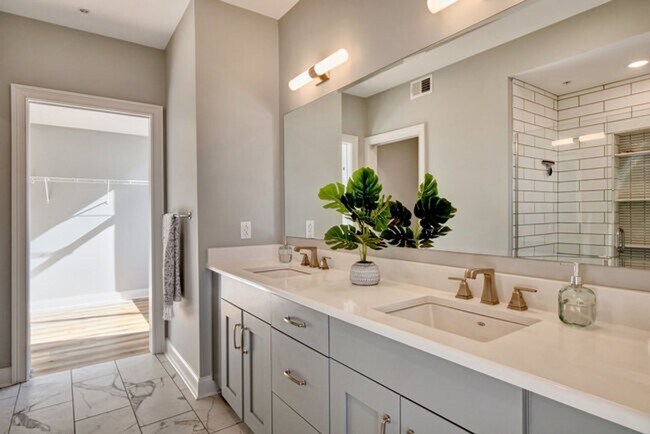 Building Photo - Two bedroom end unit condo with stunning d...