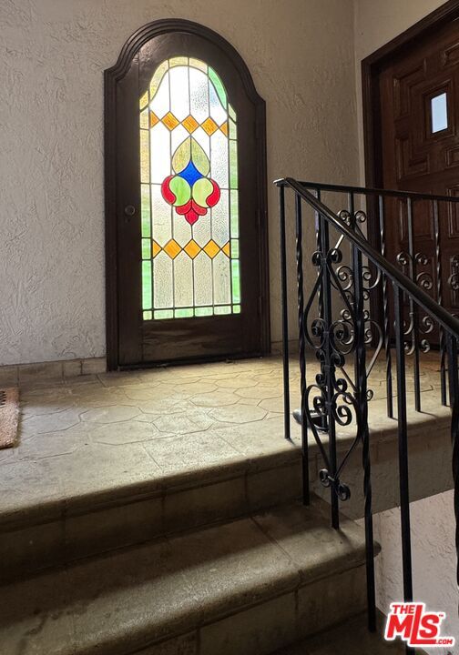 Building Photo - 326 1/2 N Sycamore Ave