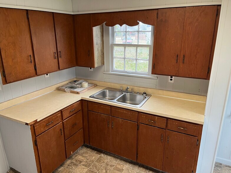 Building Photo - 913 E Lincoln St