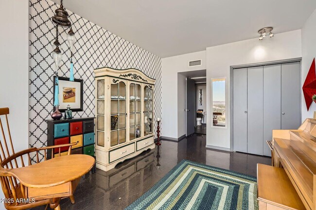 Building Photo - 207 W Clarendon Ave