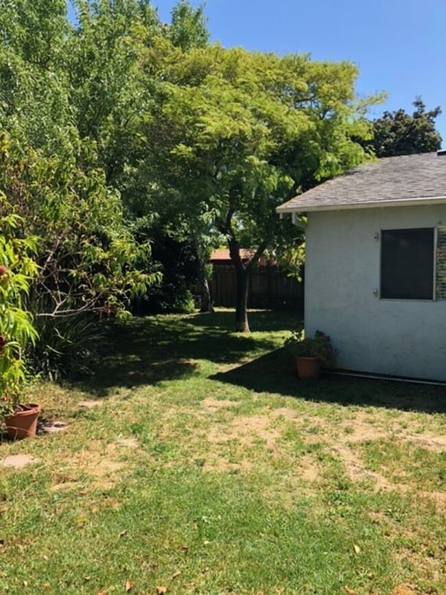 Building Photo - Charming Court Home Near Schools & Parks
