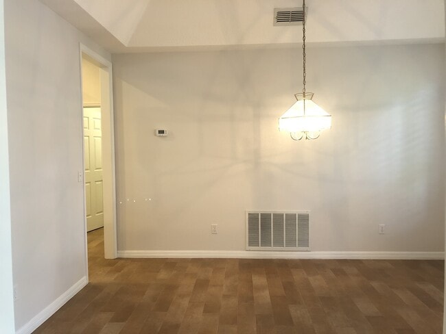 Building Photo - Beautiful Home with Water View in Eastwood!