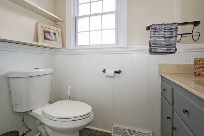 Building Photo - 427 Elizabeth Lake Dr