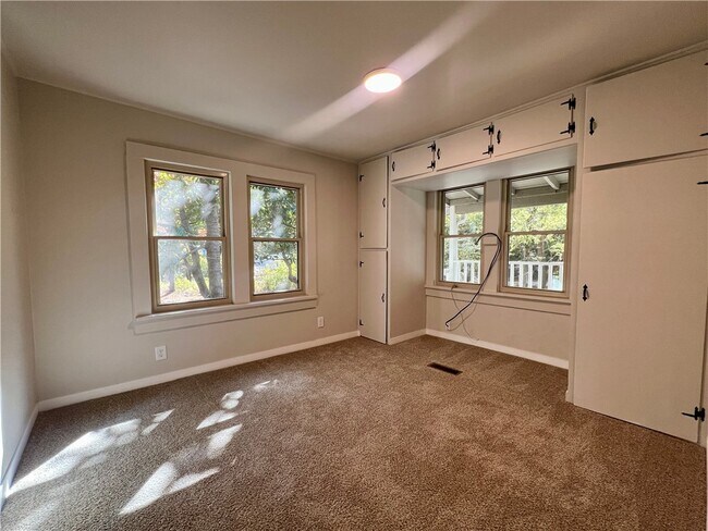 Building Photo - 872 Butterfield Ave