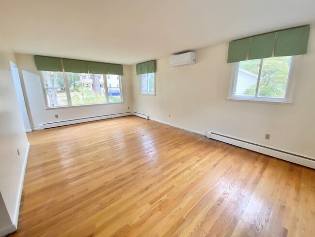 Building Photo - 4 Bedroom Home in Burlington VT Available 1/1/26!