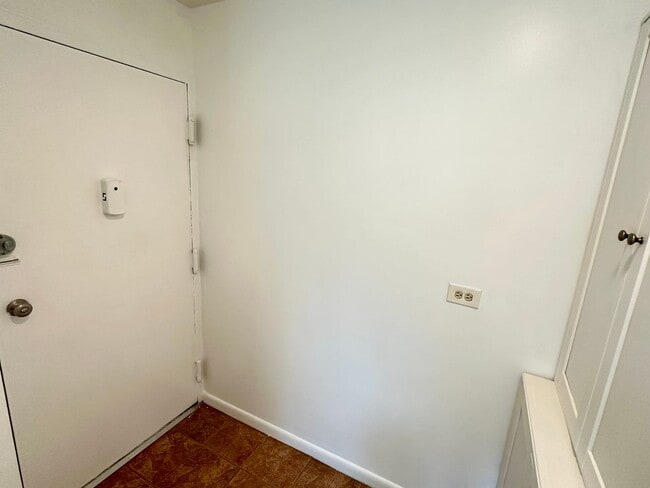 Building Photo - Rarely available 3-Bed, 2-Bath condo in th...
