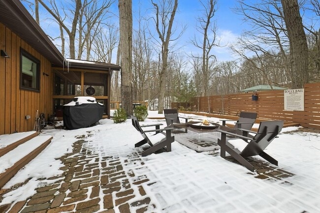 Building Photo - 9591 Hillside Dr