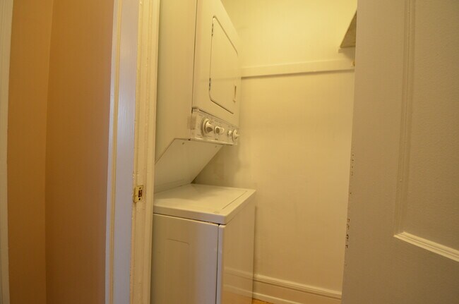 In Unit Washer/Dryer - 4663 N Lowell Ave