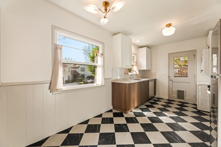 Building Photo - 3205 Fairesta St