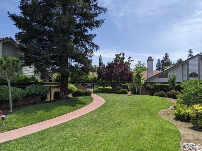 Building Photo - Spacious Bullard Court 2 bedroom 2 bathroo...