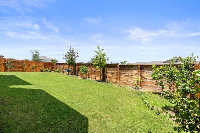 Building Photo - 6908 Empresa Dr
