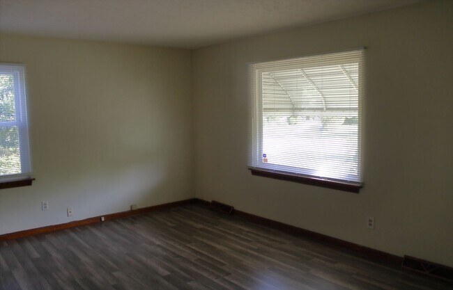 Building Photo - 4 bedroom/1 Bath Single Home!