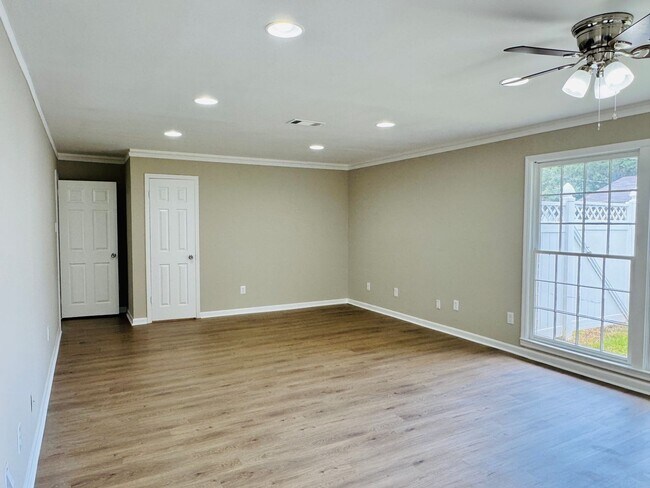 Building Photo - Room to Roam, Comfort to Stay — This Updat...