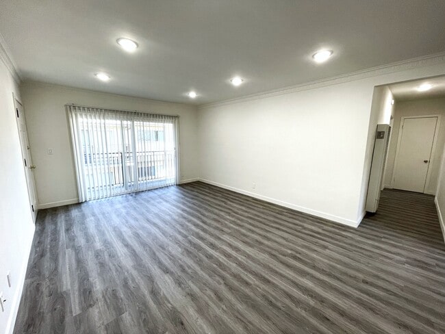 Building Photo - Palms Apartments