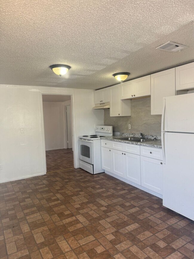 Building Photo - 3 bedroom 2 bath duplex