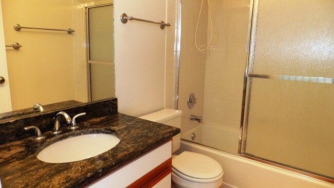 Building Photo - 367 Hunterdon Ct
