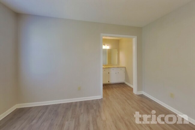 Building Photo - 529 Ferncliffe Rd