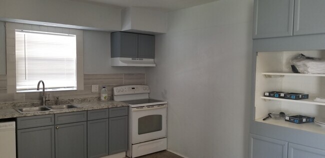 Building Photo - 2450 13th Ave S