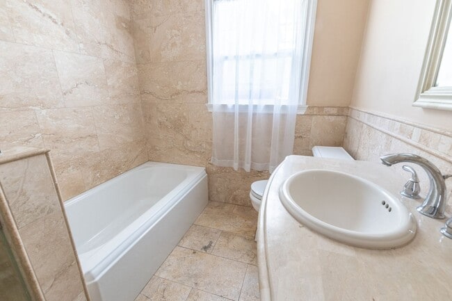 Building Photo - Beautiful 3 bed 1 bath house