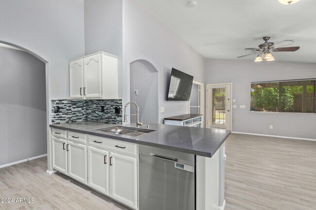 Building Photo - 983 E Palomino Way