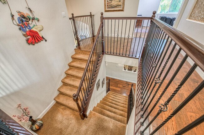 Building Photo - Spacious Home on Oversized Lot with Pool and Solar!