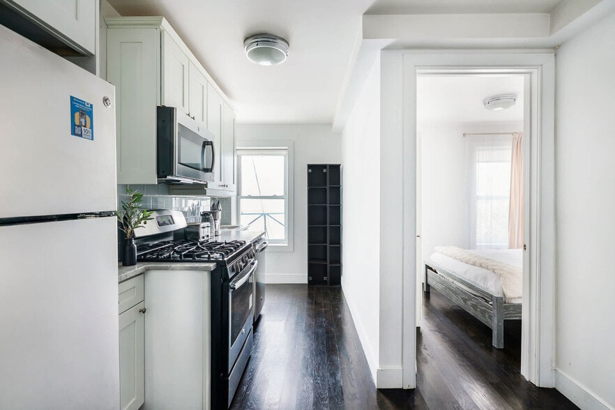 Building Photo - 359 W 39th St
