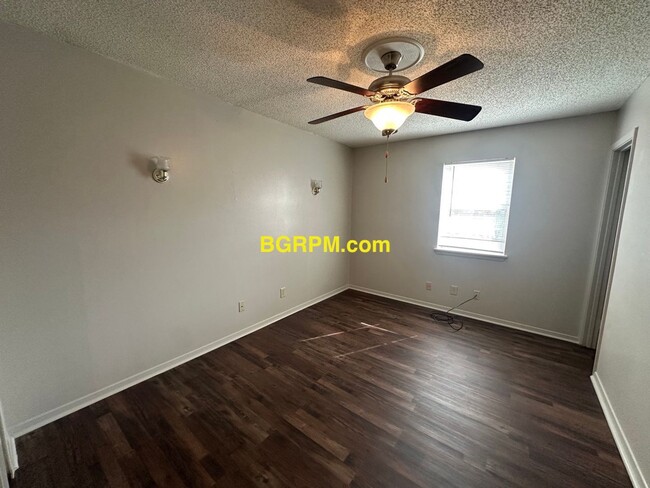 Building Photo - 3 BD, 1 1/2 BA, Home in Sherwood