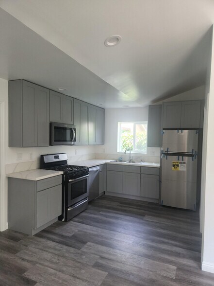 Primary Photo - 1221 W 47th St
