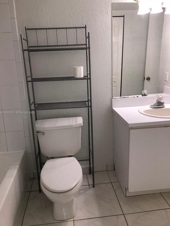 Building Photo - 9360 Fontainebleau Blvd