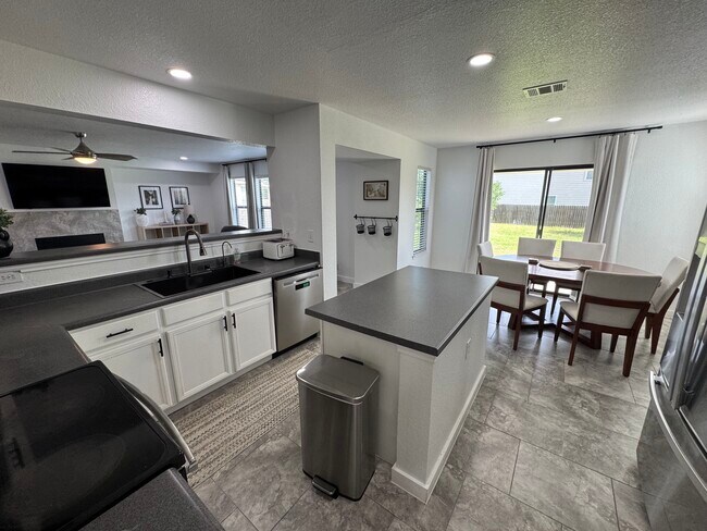 Building Photo - 191 Mistletoe Ln