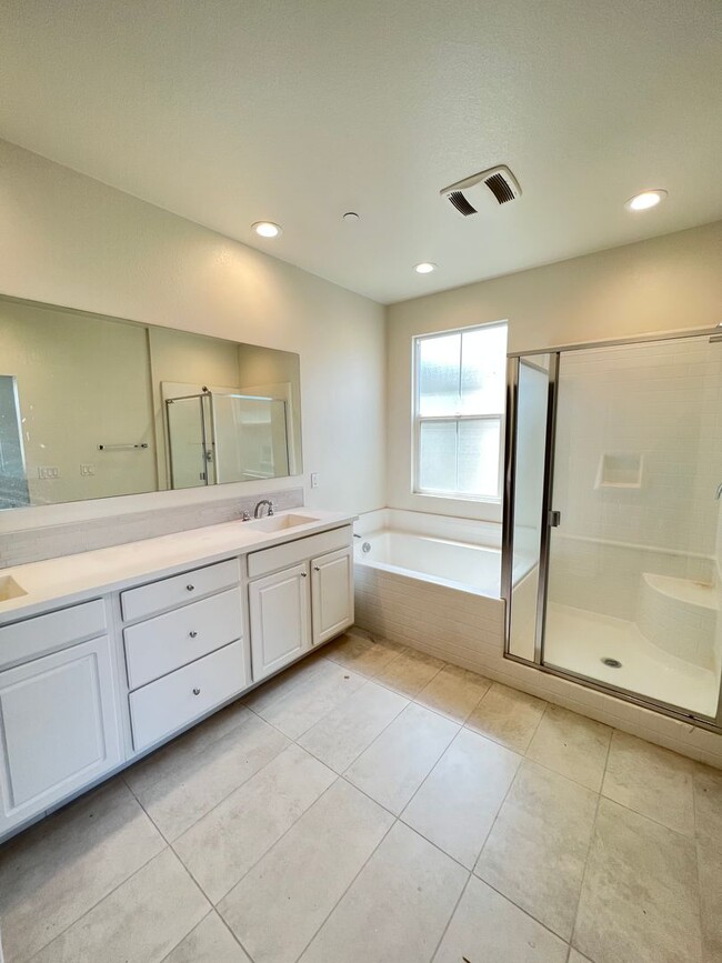 Building Photo - Beautiful 2 Bedroom 2 Bath Townhome