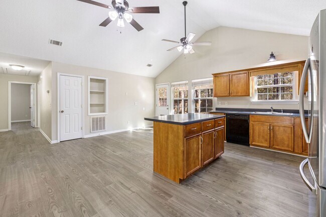 Building Photo - No HOA! Large Lot!