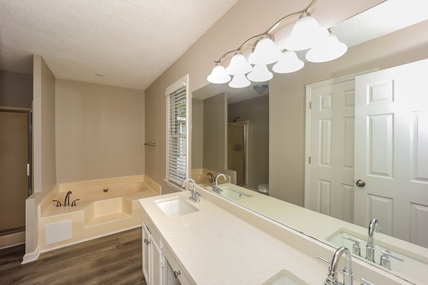 Building Photo - 1604 Carriage Hills Dr