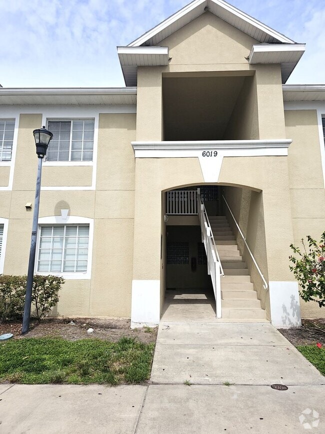 Building Photo - Villages Of Bloomingdale Condo