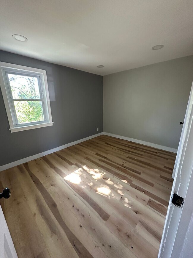 Building Photo - Charming row home in Chester, voucher hold...