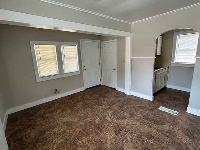 Building Photo - Highland - 1 bed 1 Bath - Freshly Painted