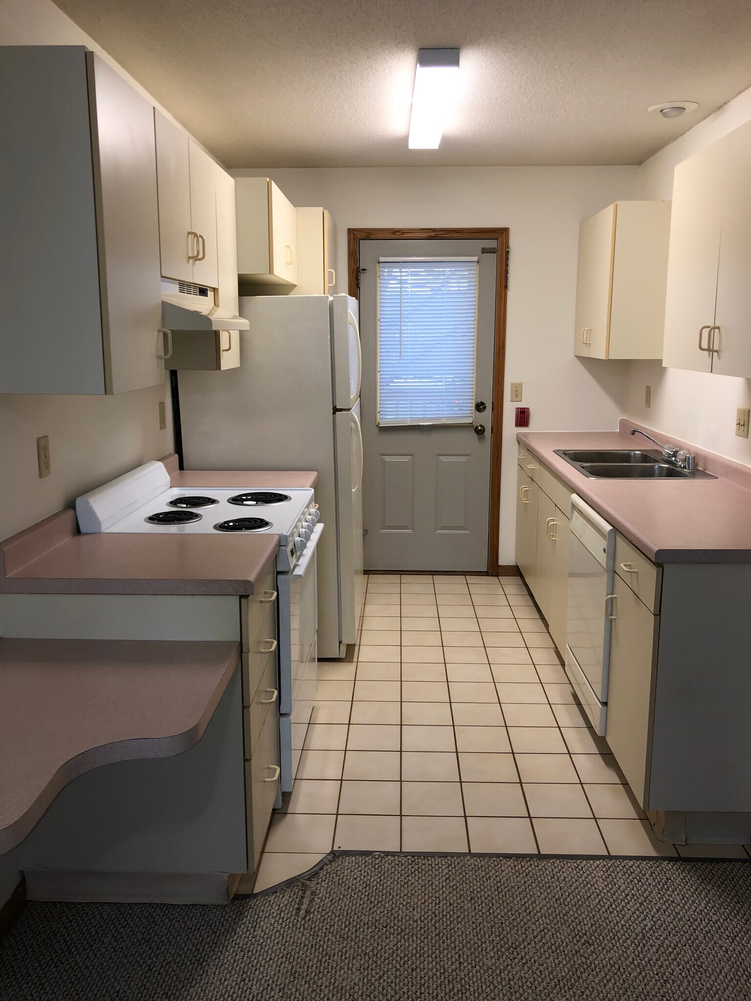 Building Photo - 1929 Victory St