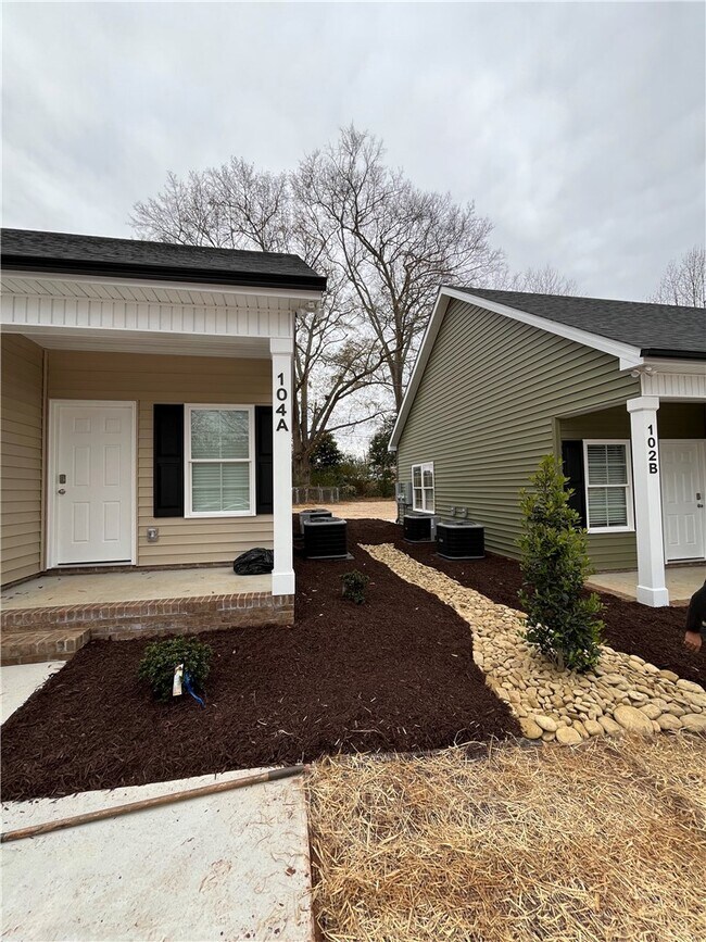 Building Photo - 104 Oak Ln