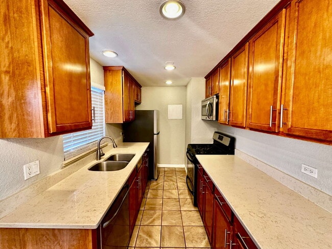 Building Photo - Cozy Home in Sunnyside!